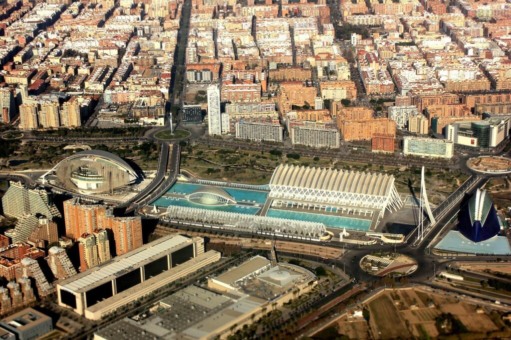 Skyline di Valencia al tramonto con i Giardini del Turia