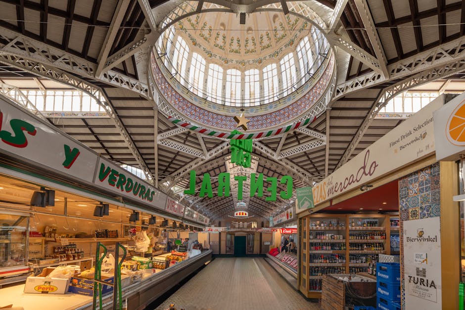 Interno del Mercado Central di Valencia con banchi e prodotti freschi