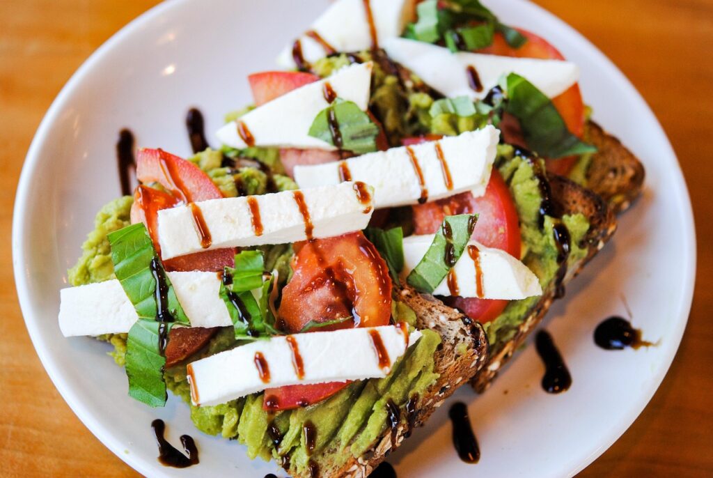Brunch senza glutine con avocado toast ed elementi naturali