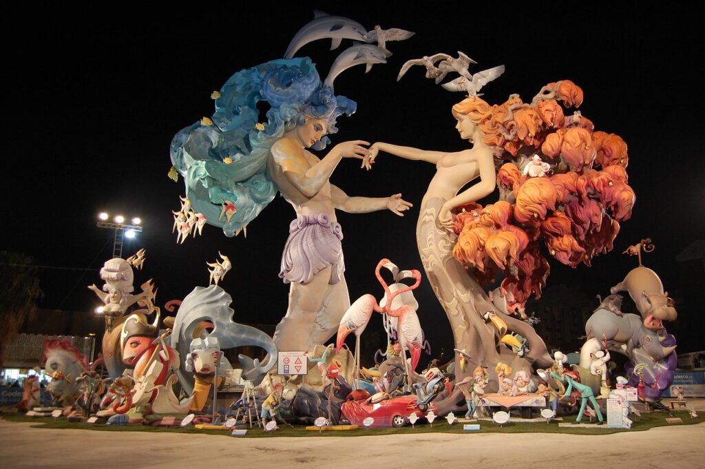 Sculture colorate delle Fallas per le strade di Valencia