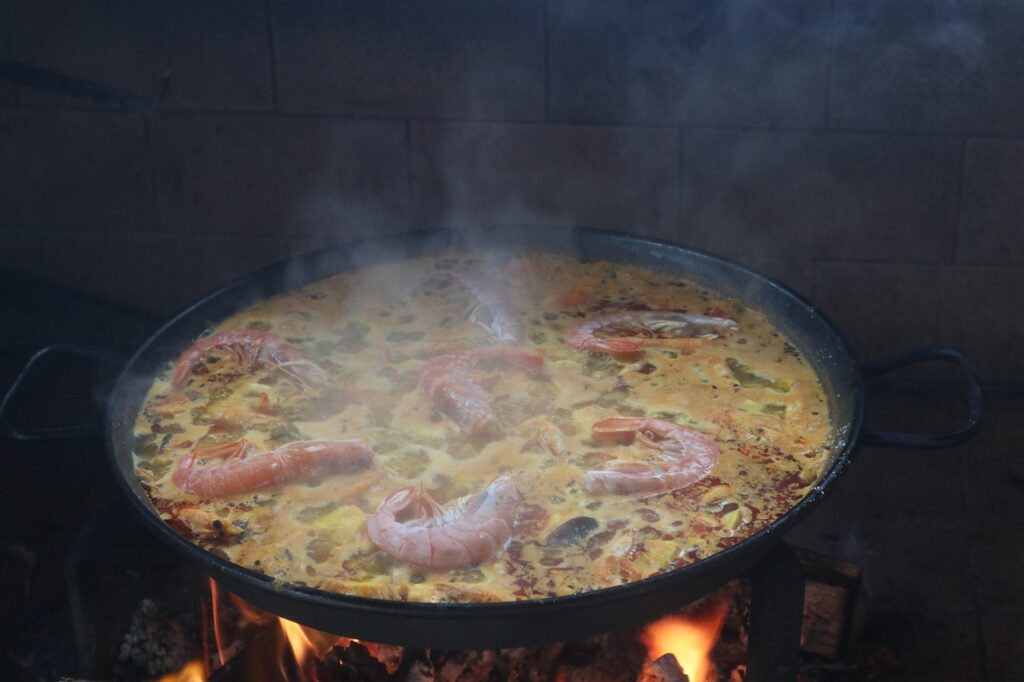 Fideuà con alternativa senza glutine in ristorante moderno di Valencia