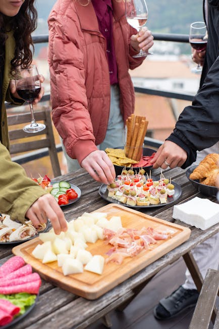 Gruppo di amici che gusta tapas all'aperto a Valencia