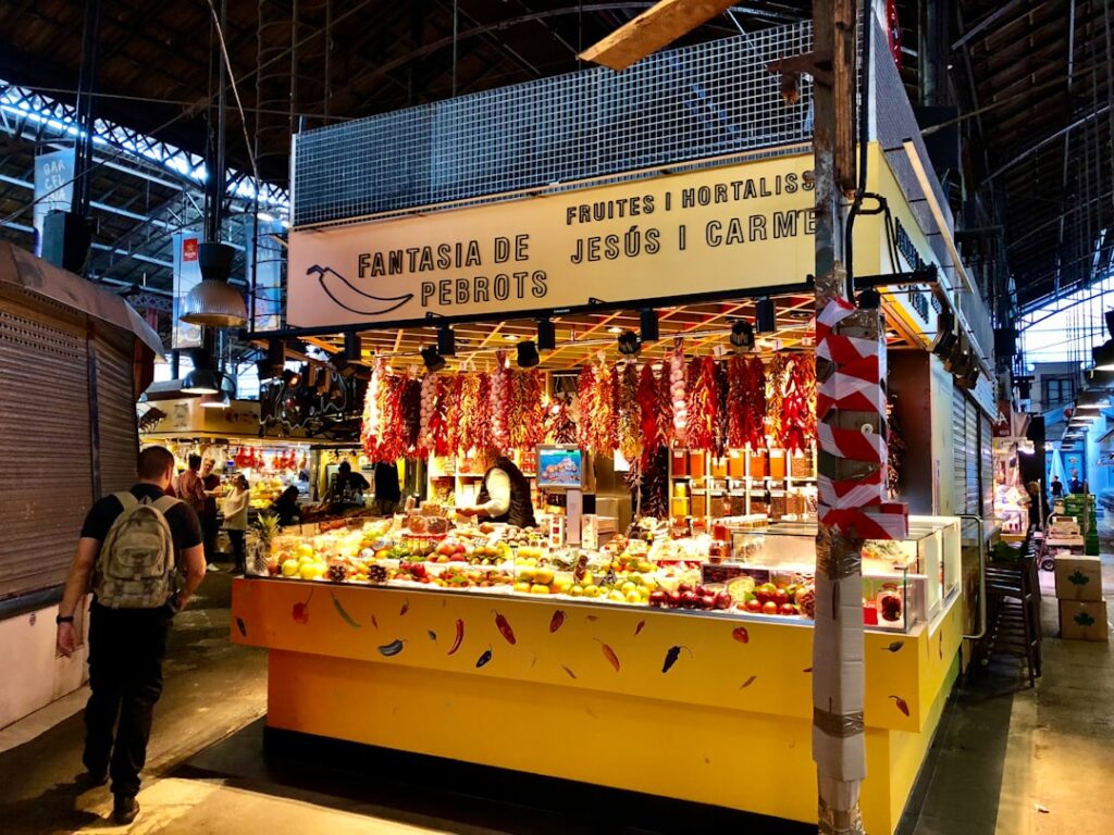Interno modernista del Mercado de Colón con banconi gastronomici