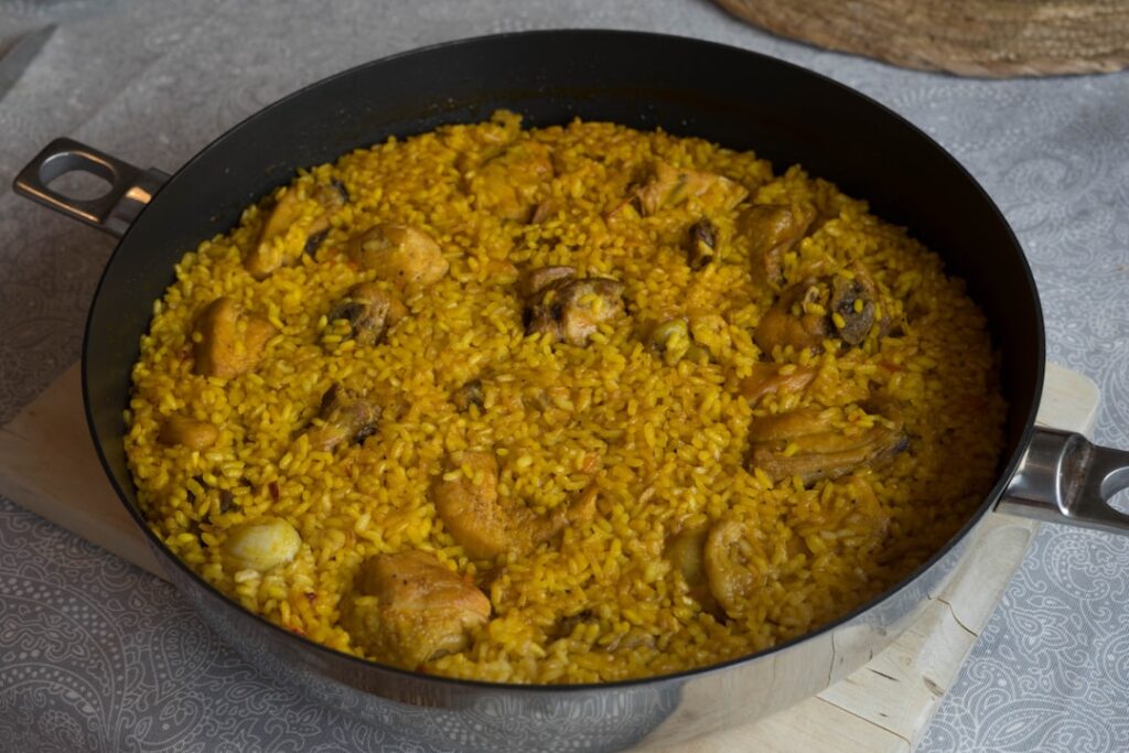 Paella valenciana tradizionale senza glutine servita