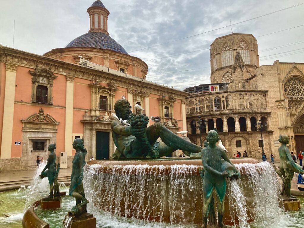Persone sedute alla Plaza de la Virgen
