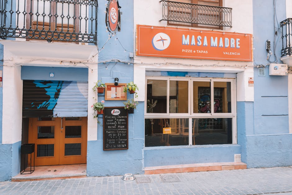 strada colorata con caffè e tapas all’aperto a Ruzafa, Valencia