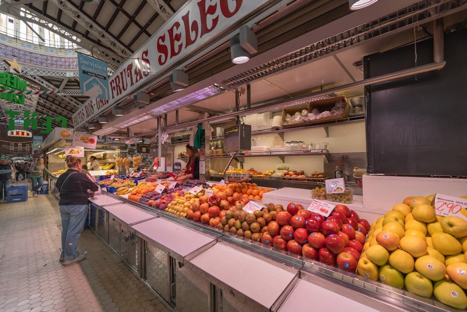 Banchi di prodotti freschi al mercato di Torrent, periferia di Valencia