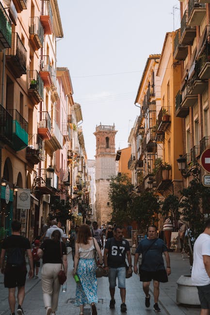 Vicolo stretto nel Barrio del Carmen con locali di tapas alla sera