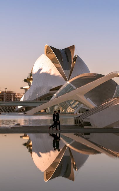 Visitatori alla Ciudad de las Artes y las Ciencias di Valencia al tramonto