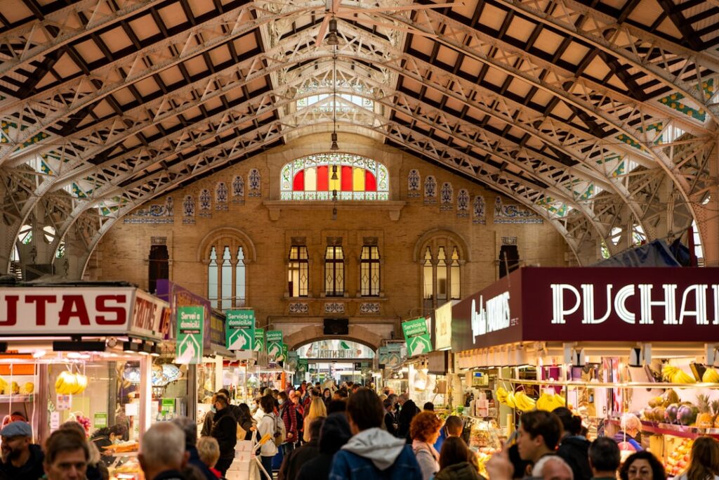 Interno vivace del Mercado Central con bancarelle colorate