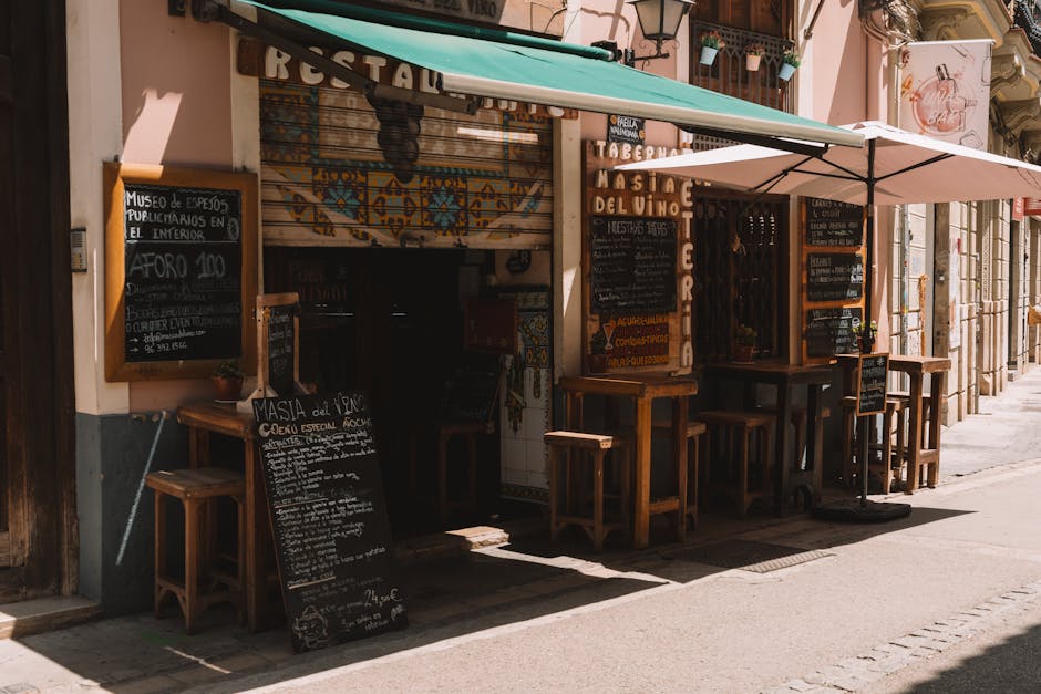Quartiere di Ruzafa con caffè e ristoranti moderni
