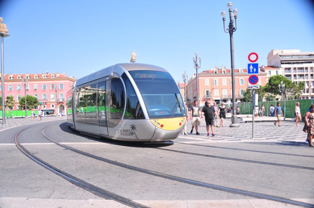 Tram moderno che attraversa le strade di Valencia