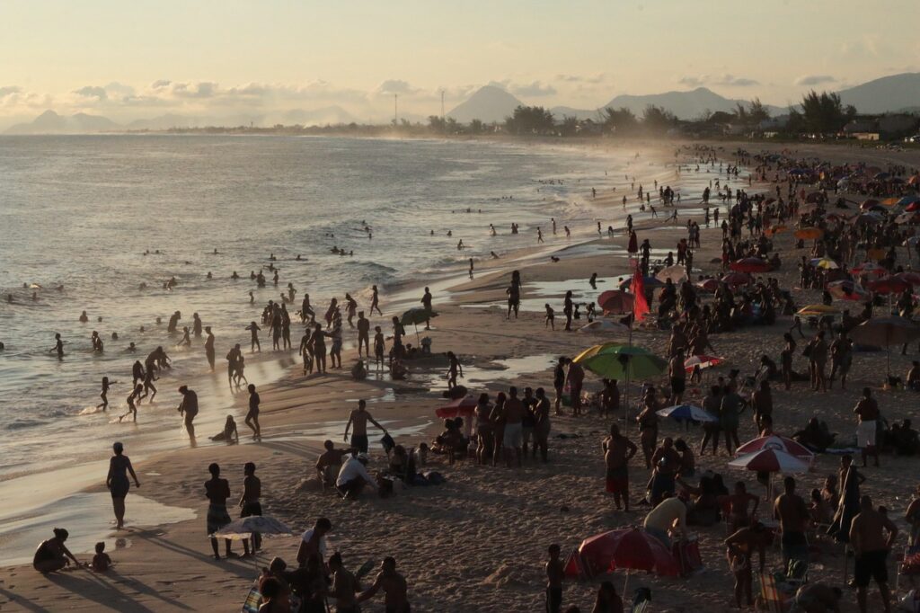 Spiaggia affollata di Valencia con sabbia dorata e passeggiata sul lungomare