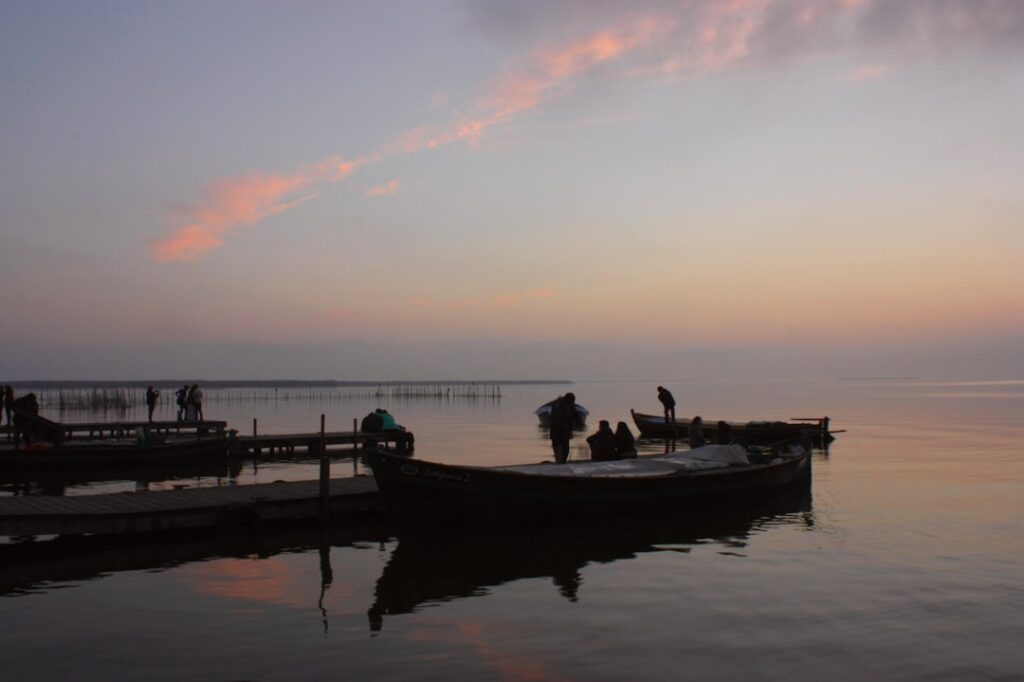 Tramonto sull'Albufera con barca tradizionale e risaie