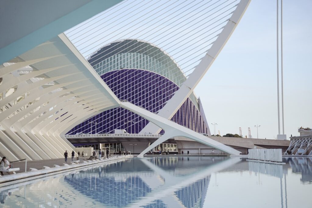 Vista esterna moderna della Ciutat de les Arts i les Ciències a Valencia