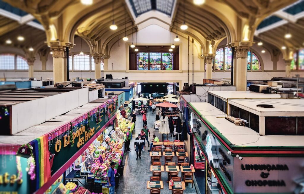 Banchi di prodotti freschi all'interno del Mercado Central