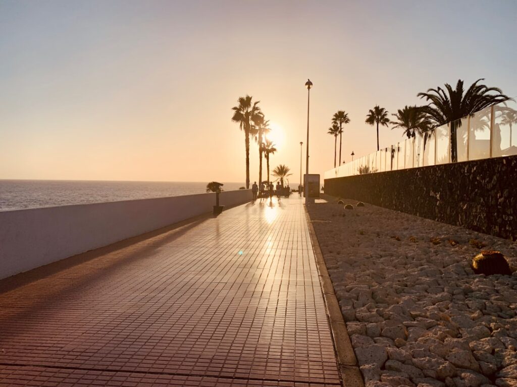 Alba sulla spiaggia della Malvarrosa con la passeggiata