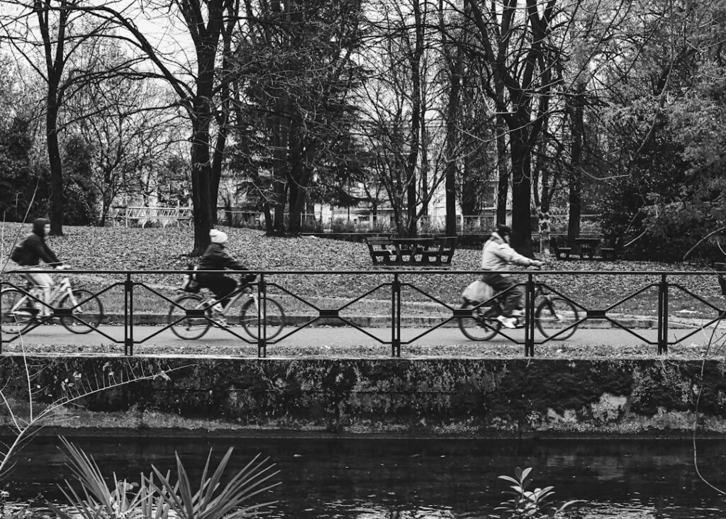 Pista ciclabile nei giardini del Túria vicino ai ponti con ciclisti
