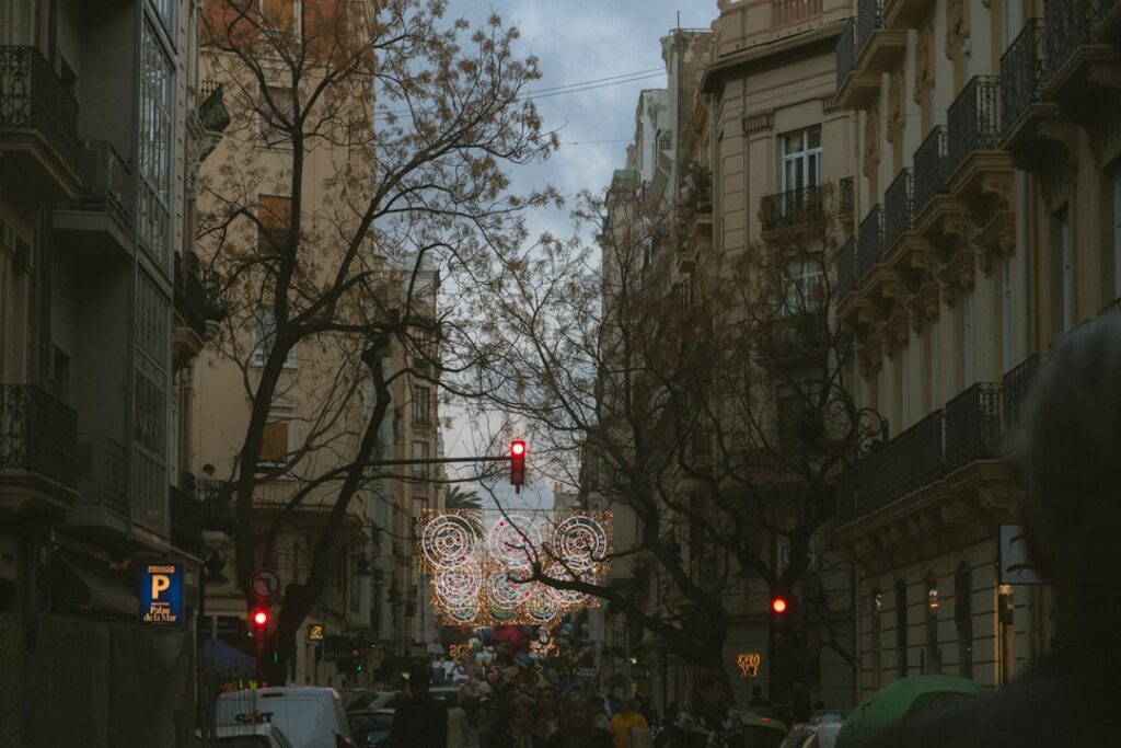 Strada alberata a Valencia con foglie dorate d'autunno