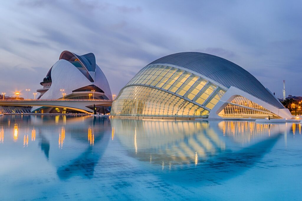 Città delle Arti e delle Scienze di Valencia al tramonto con specchio d'acqua