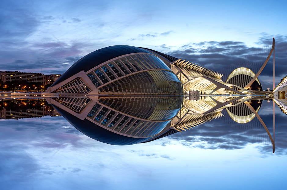 Skyline di Valencia al crepuscolo con elementi moderni e storici