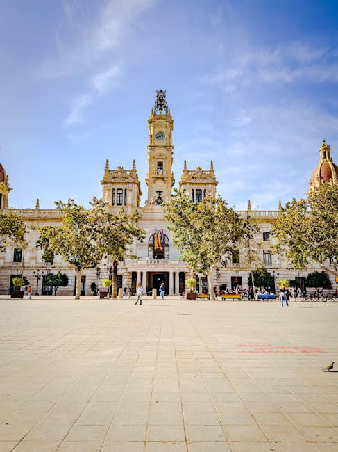 Piazza storica di Valencia con foglie dorate d'autunno
