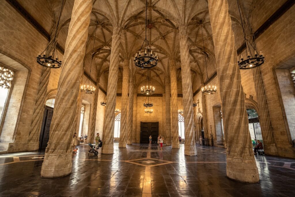 Interno gotico della Lonja de la Seda a Valencia