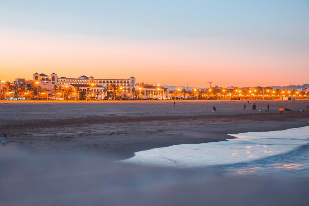 Passeggiata sul lungomare di Valencia al tramonto in inverno