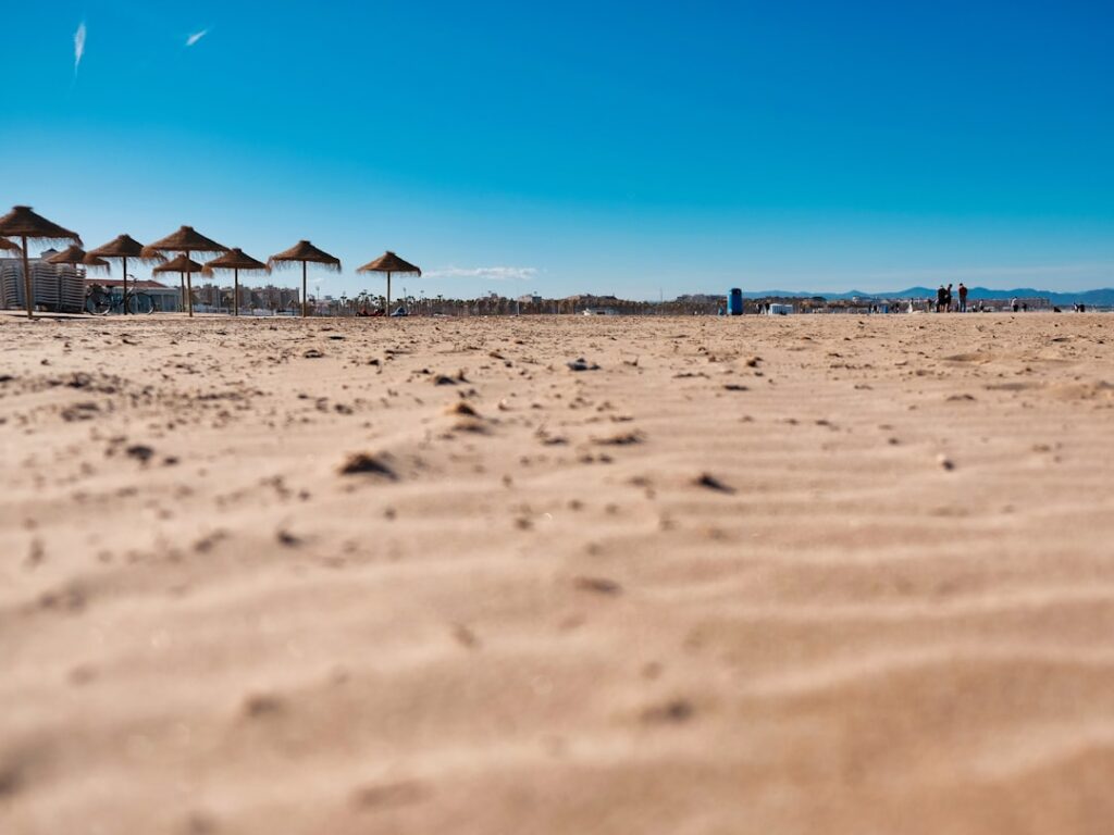 Bagnanti e ombrelloni sulla spiaggia estiva di Valencia