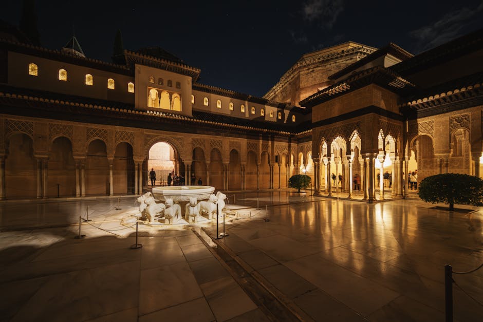 Alhambra illuminata di notte vista dal mirador
