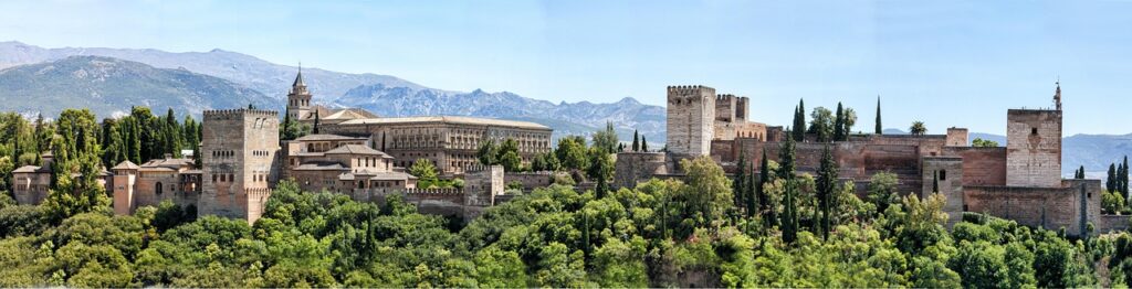 Gedetailleerde boog en binnenplaats van het Nasrid-paleis in de Alhambra
