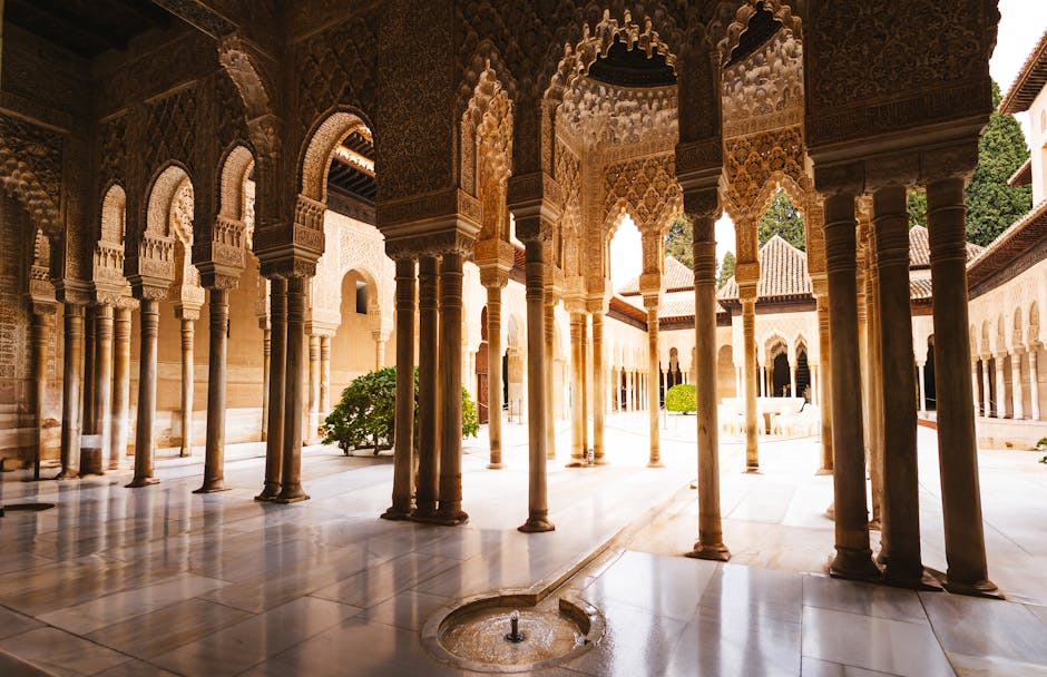 archi ornamentali dei Palazzi Nasridi all'interno dell'Alhambra