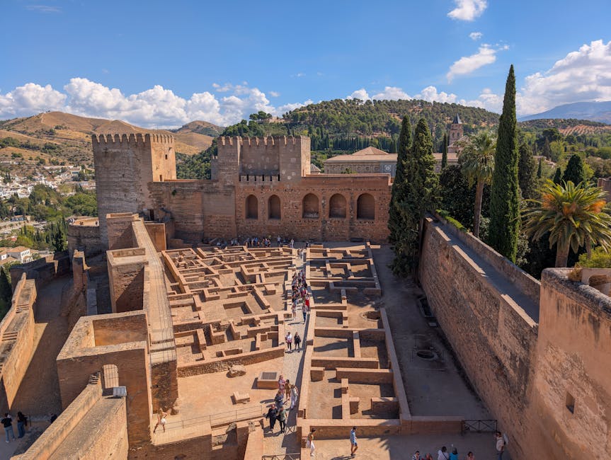 Avondzicht op het Alhambra met toeristen