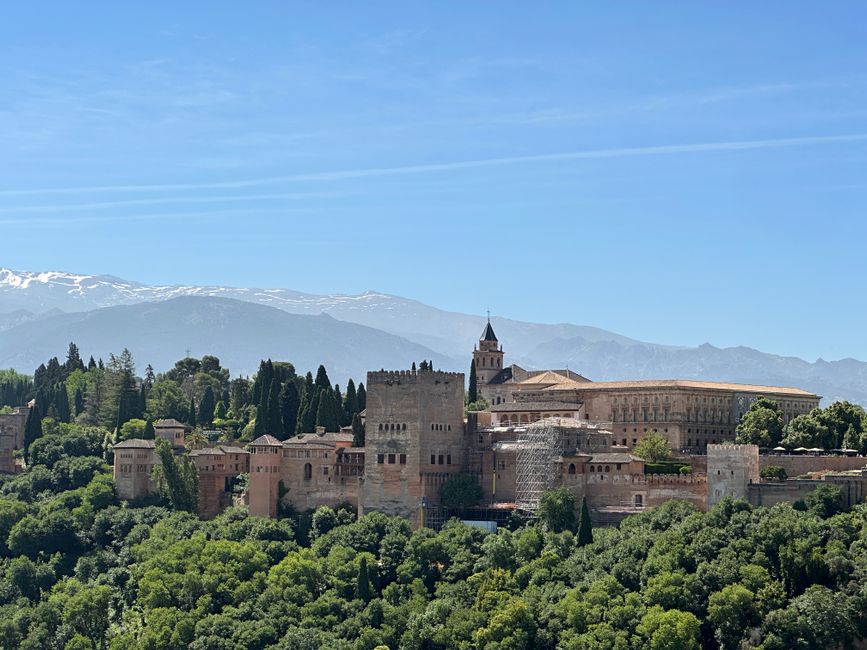 Het fort van de Alhambra met de Sierra Nevada op de achtergrond