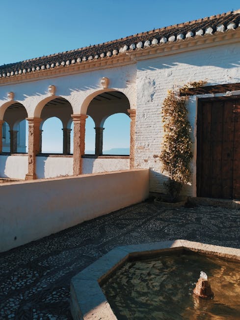 patio bianco della Casa del Chapiz con fontana piastrellata