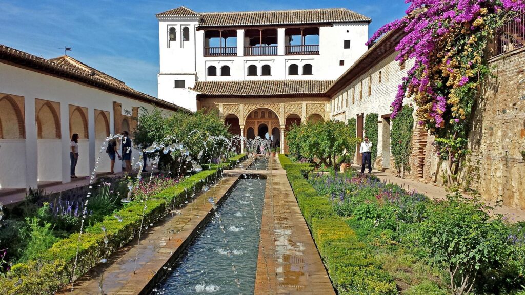 giardini del Generalife con fontana e percorsi piastrellati