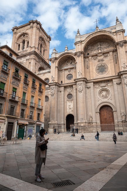 facciata in pietra della Cattedrale di Granada nella piazza affollata
