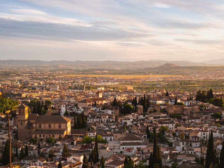 panorama al tramonto su Granada con l'Alhambra che si illumina