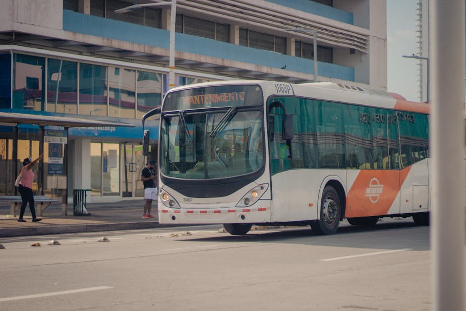 autobus locale di Granada alla fermata con passeggeri in salita