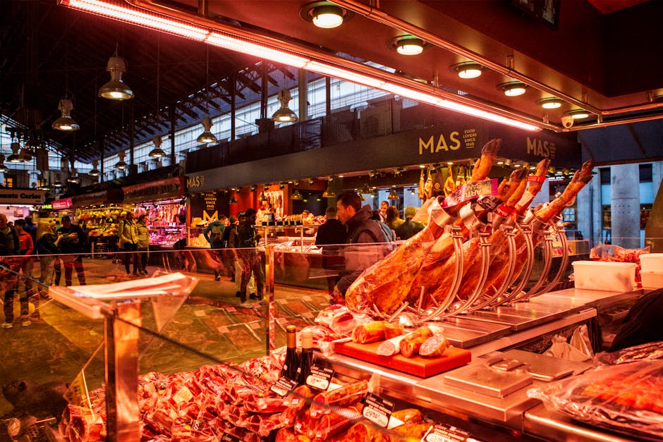 bancarelle del mercato locale con prodotti freschi e salumi