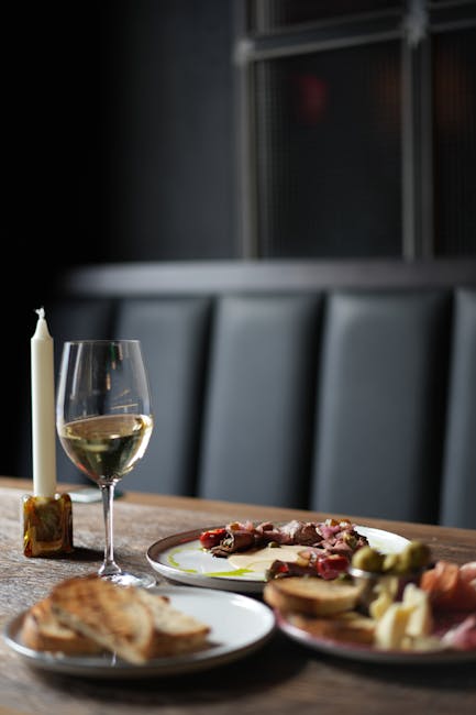 interno accogliente di ristorante con tavolo illuminato da candele e tapas