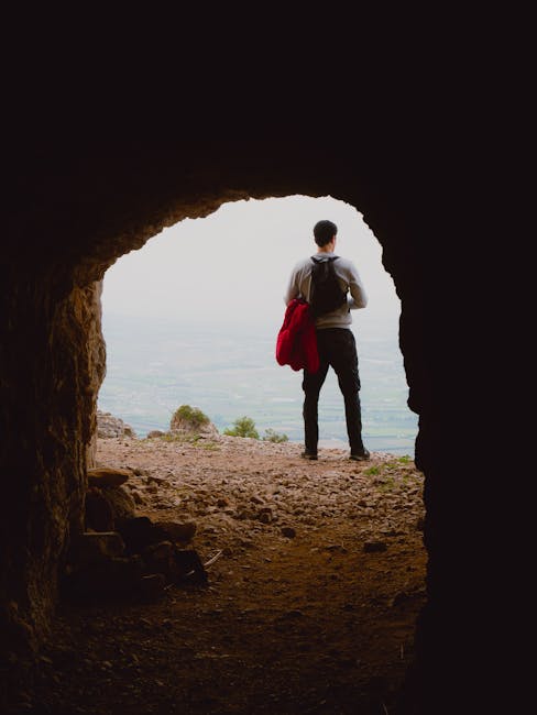 interno di una cueva a Sacromonte con panorama rurale