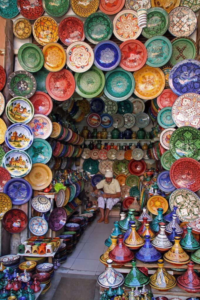 souvenir: ventagli dipinti e ceramiche colorate in bancarella