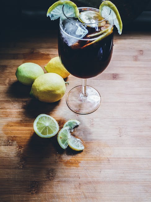 bicchiere di tinto de verano con fetta di limone e tapas