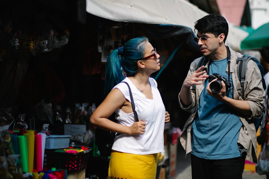 turista che parla con un negoziante locale sorridente
