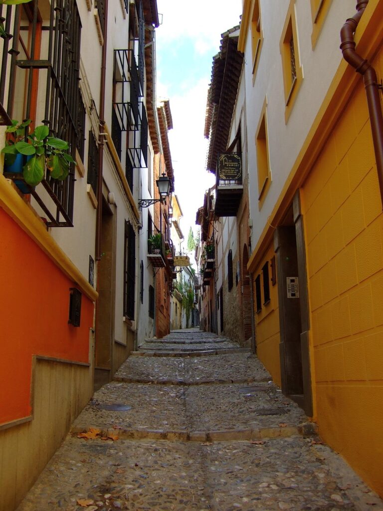 Strada a Granada con tapas all'aperto
