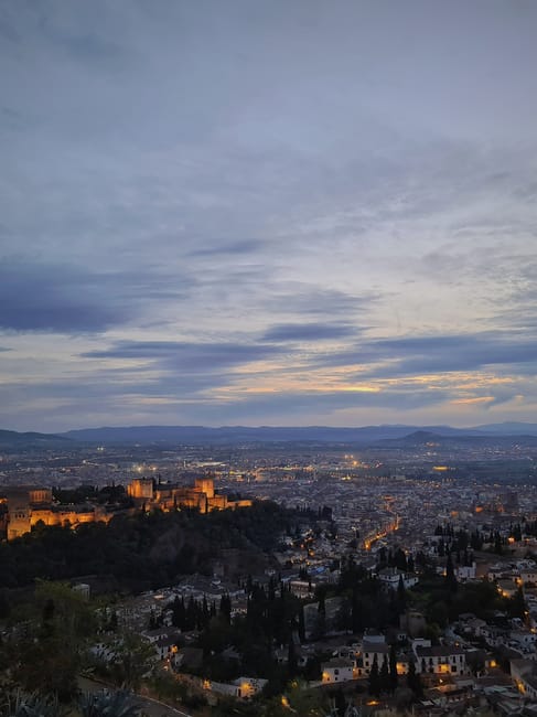 Mirador de San Nicolás al tramonto con vista sull'Alhambra