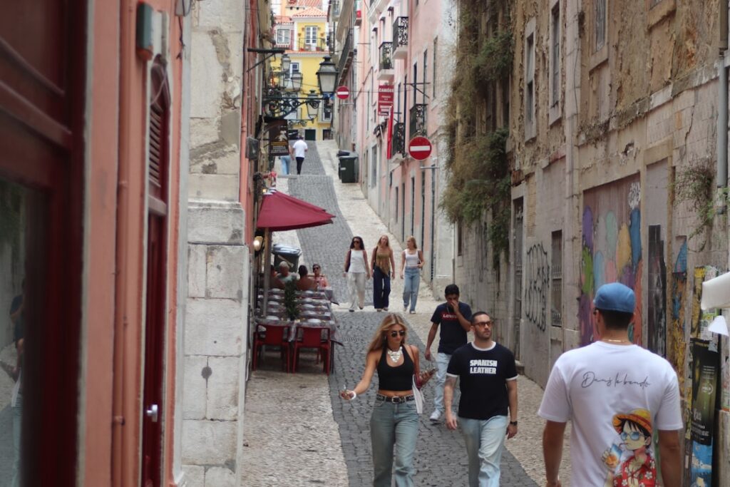 Enge Kopfsteinpflastergassen mit Tapas-Bars