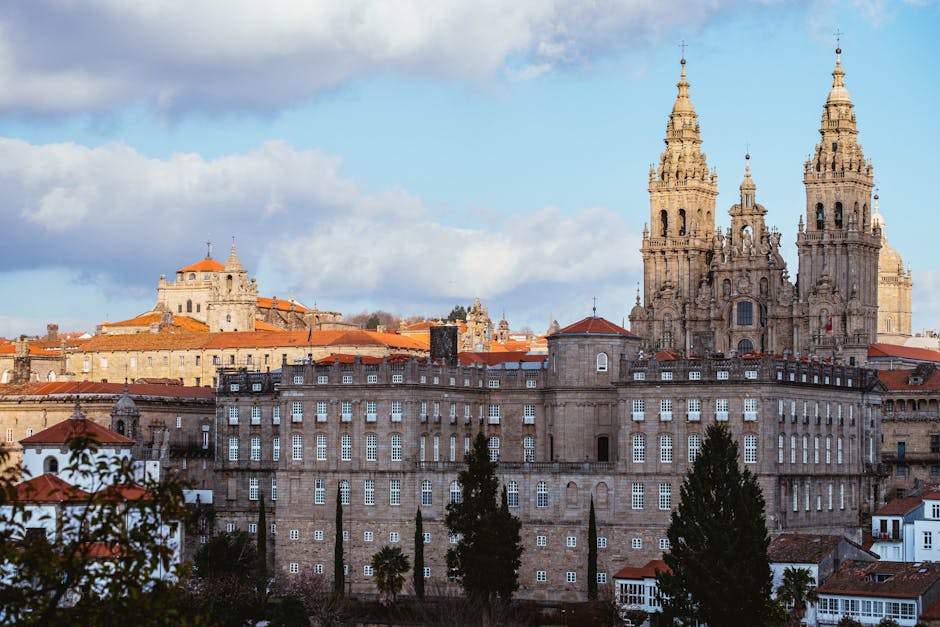 Fasada katedry w Santiago de Compostela o wschodzie słońca