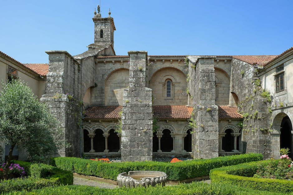 Historyczny krużganek klasztorny z eksponatami religijnymi w Museo do Pobo Galego